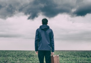 Jeune médecin dans un champ 