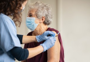 vaccination d'une senior