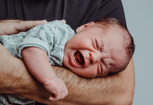 un médecin fait tomber un bébé