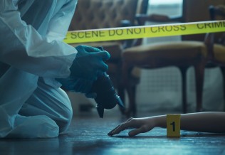 médecin légiste scène de crime