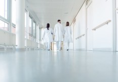 Internes dans un couloir d'hôpital