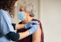 vaccination d'une senior